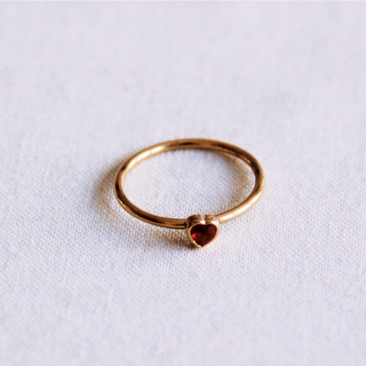 Minimalistische ring met kristallen hart - rood