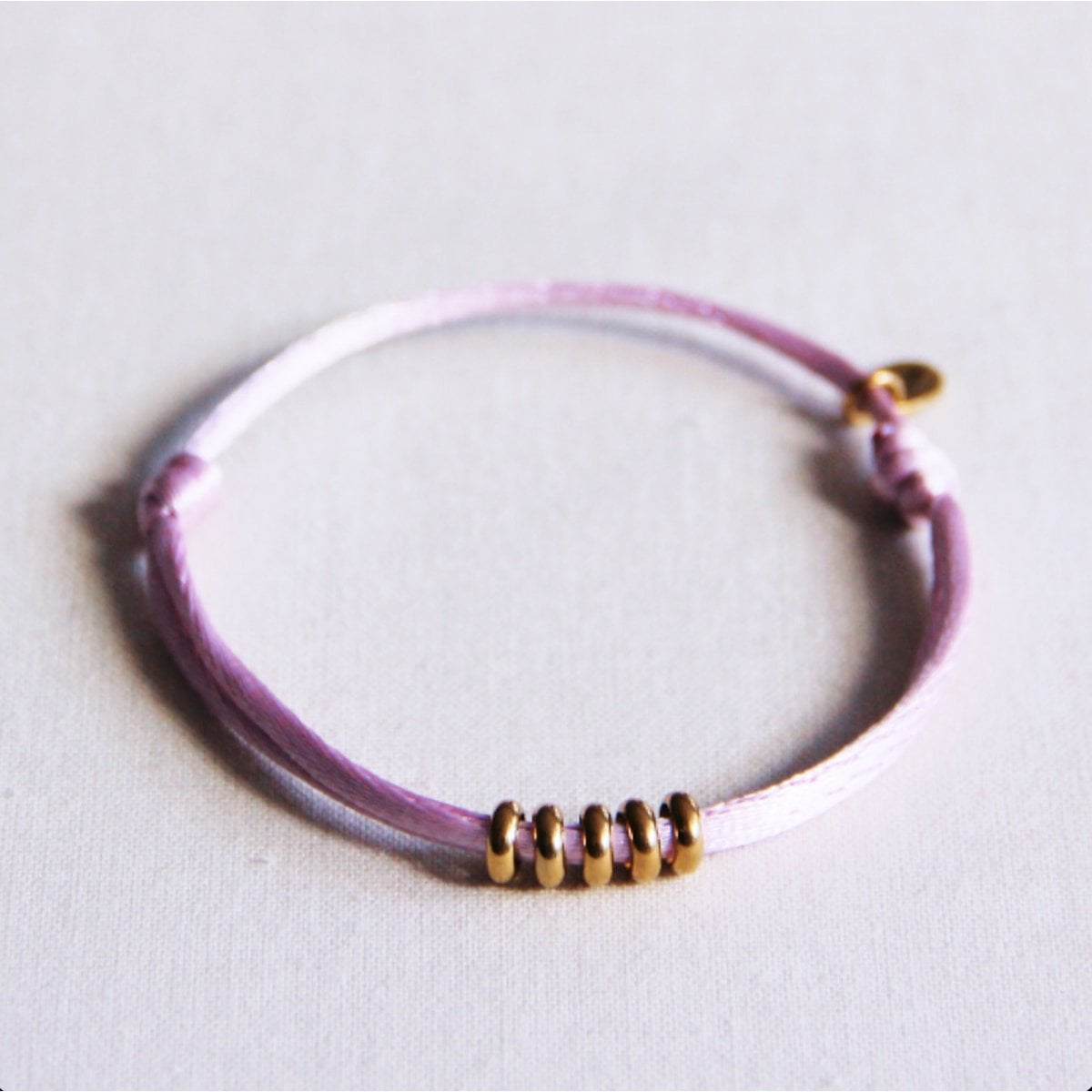 Satijnen armband met ringen – lila/goud