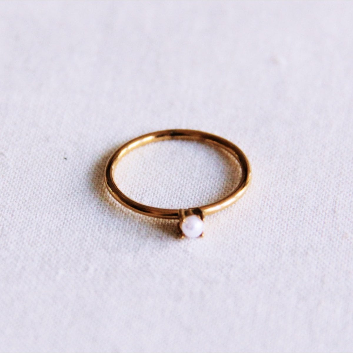 Minimalistische ring met mini parel - goud