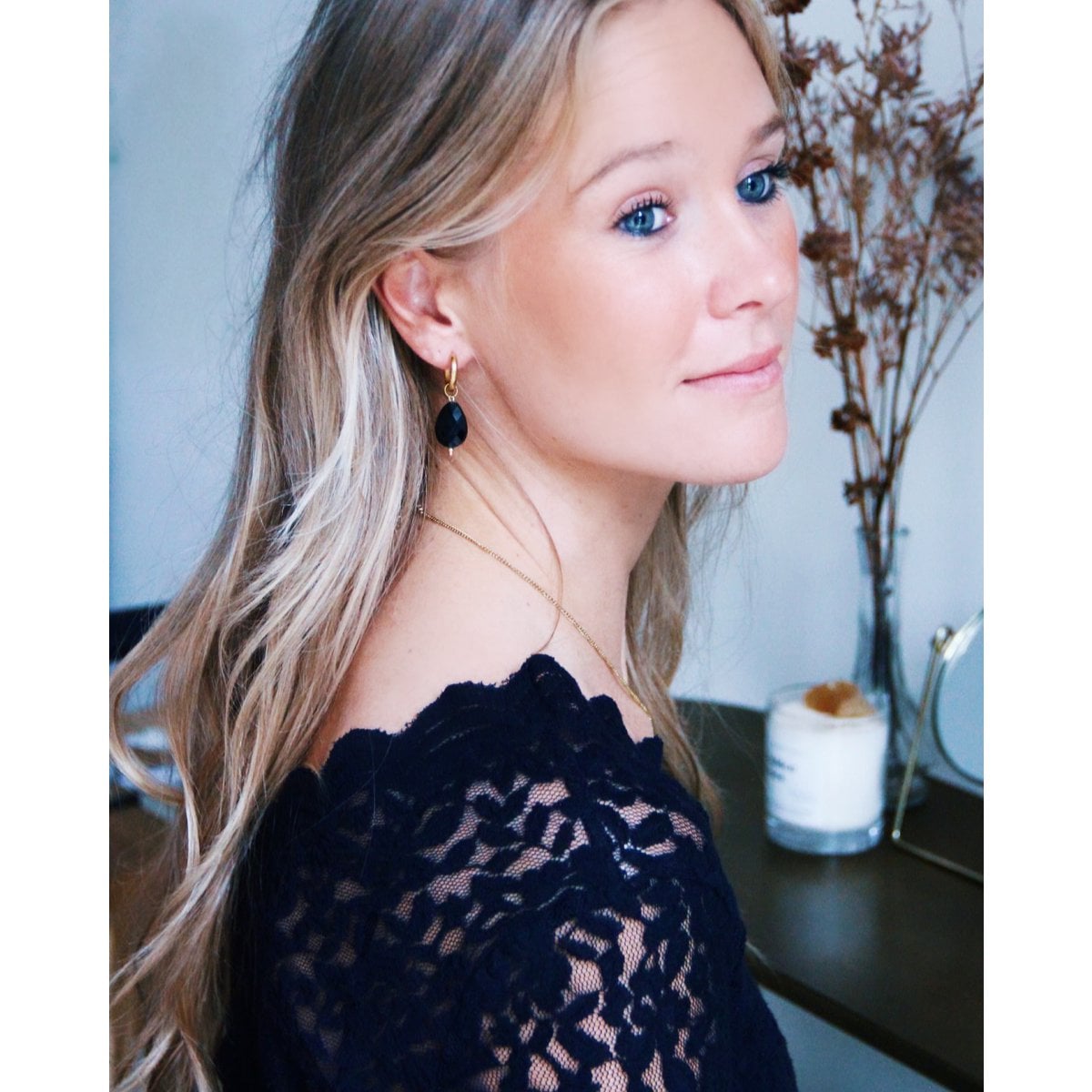 Wide earrings with shiny drop - black