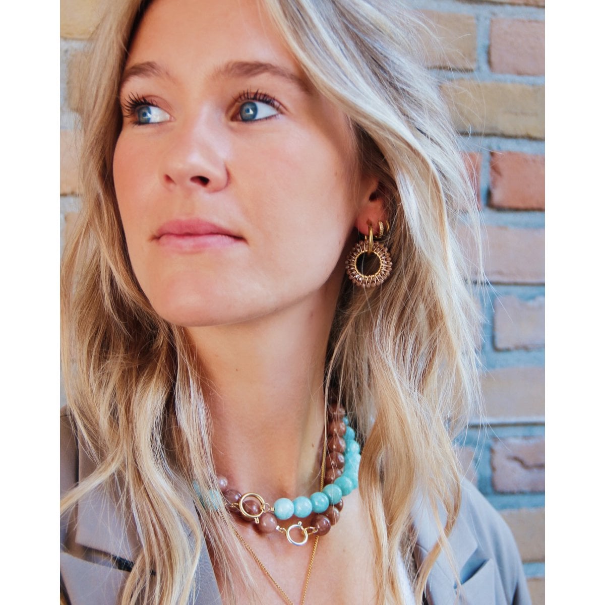 Earring with round faceted pendant - mocha