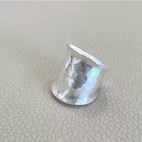 Gedurfde look hamerende textuur brede zilveren ring