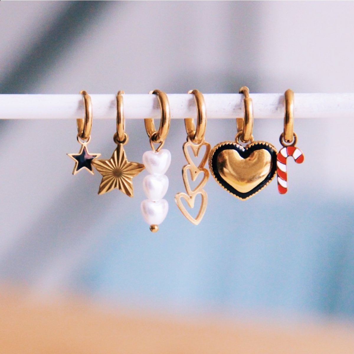 Stainless steel hoop earrings with dotted heart - gold/black