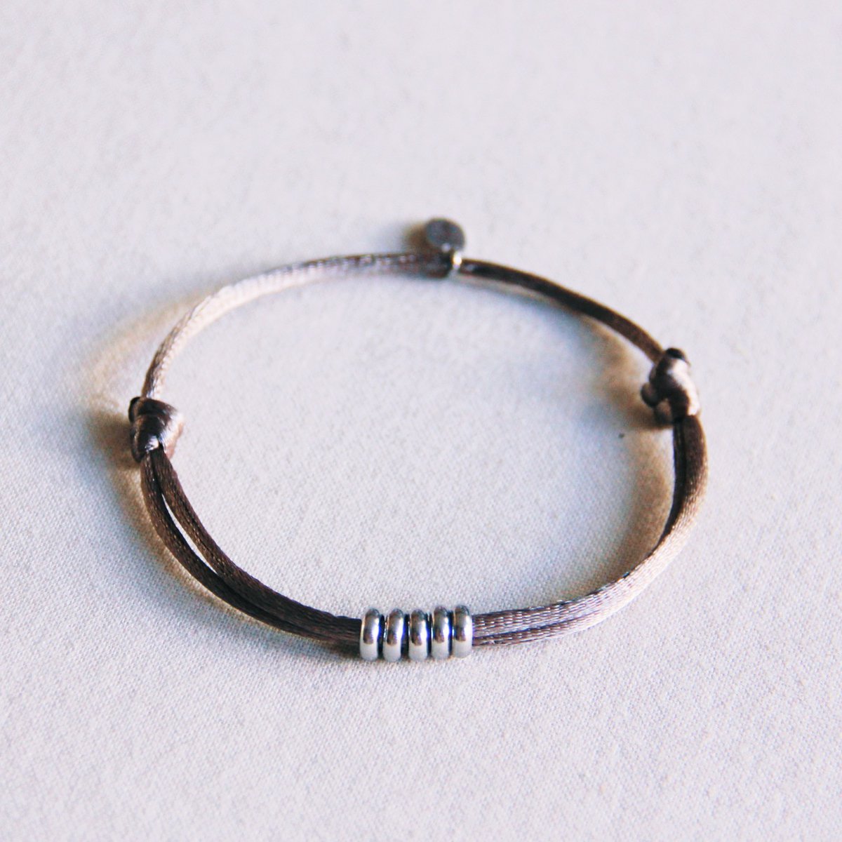 Satijnen armband met ringen – taupe/zilver
