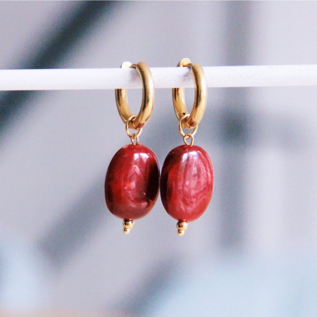 Wide earring with oval resin pendant - burgundy