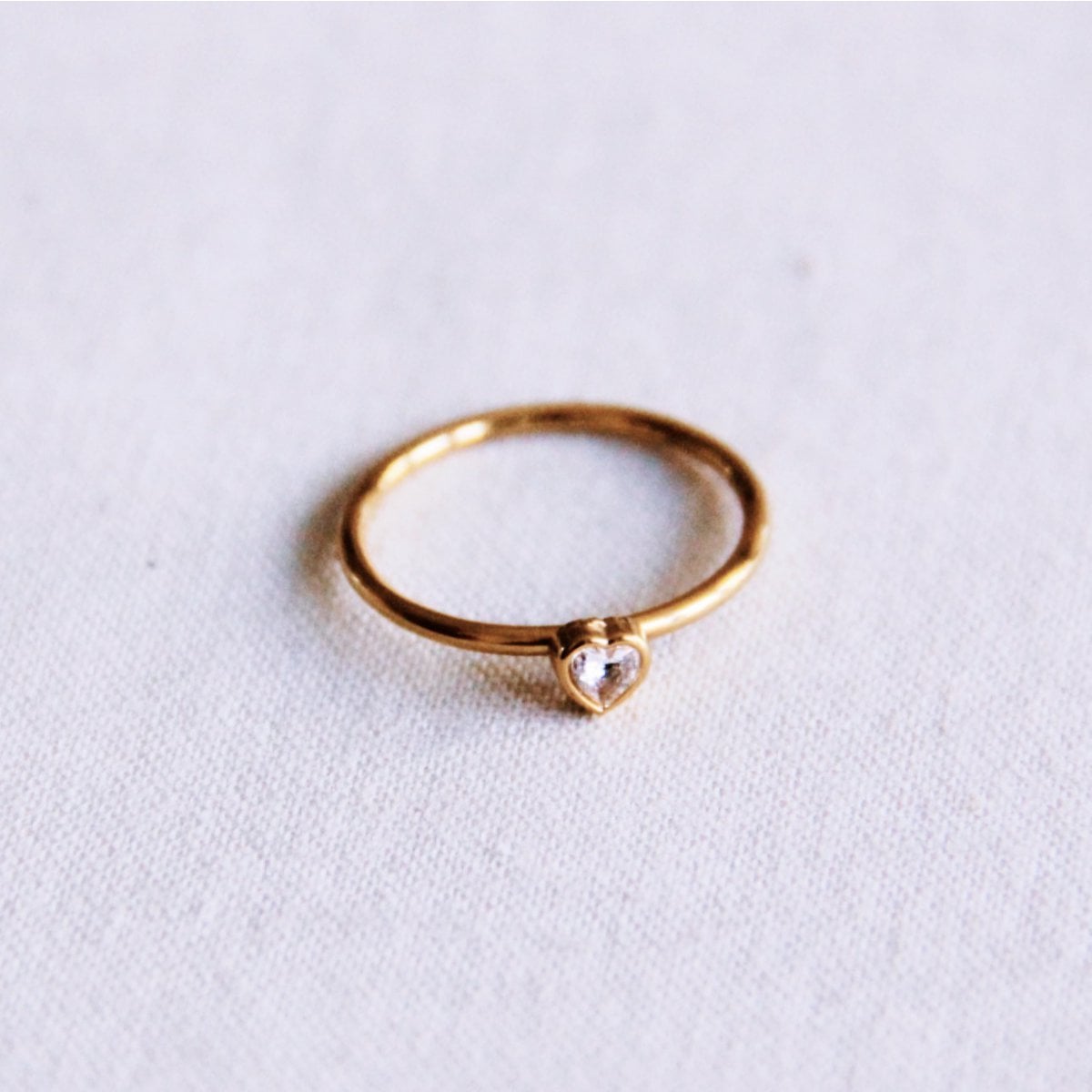 Minimalistische ring met kristallen hart - wit