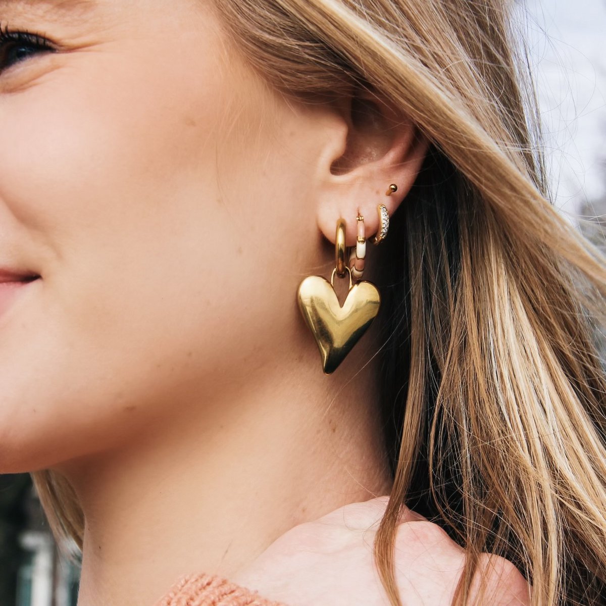 Stainless steel wide earring with XL closed heart - gold