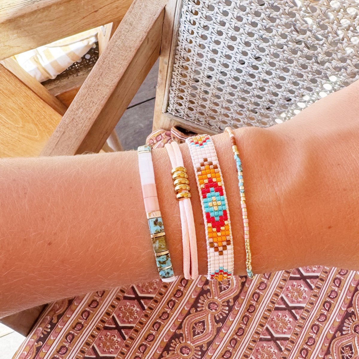 Satijnen armband met ringen - zalm/goud