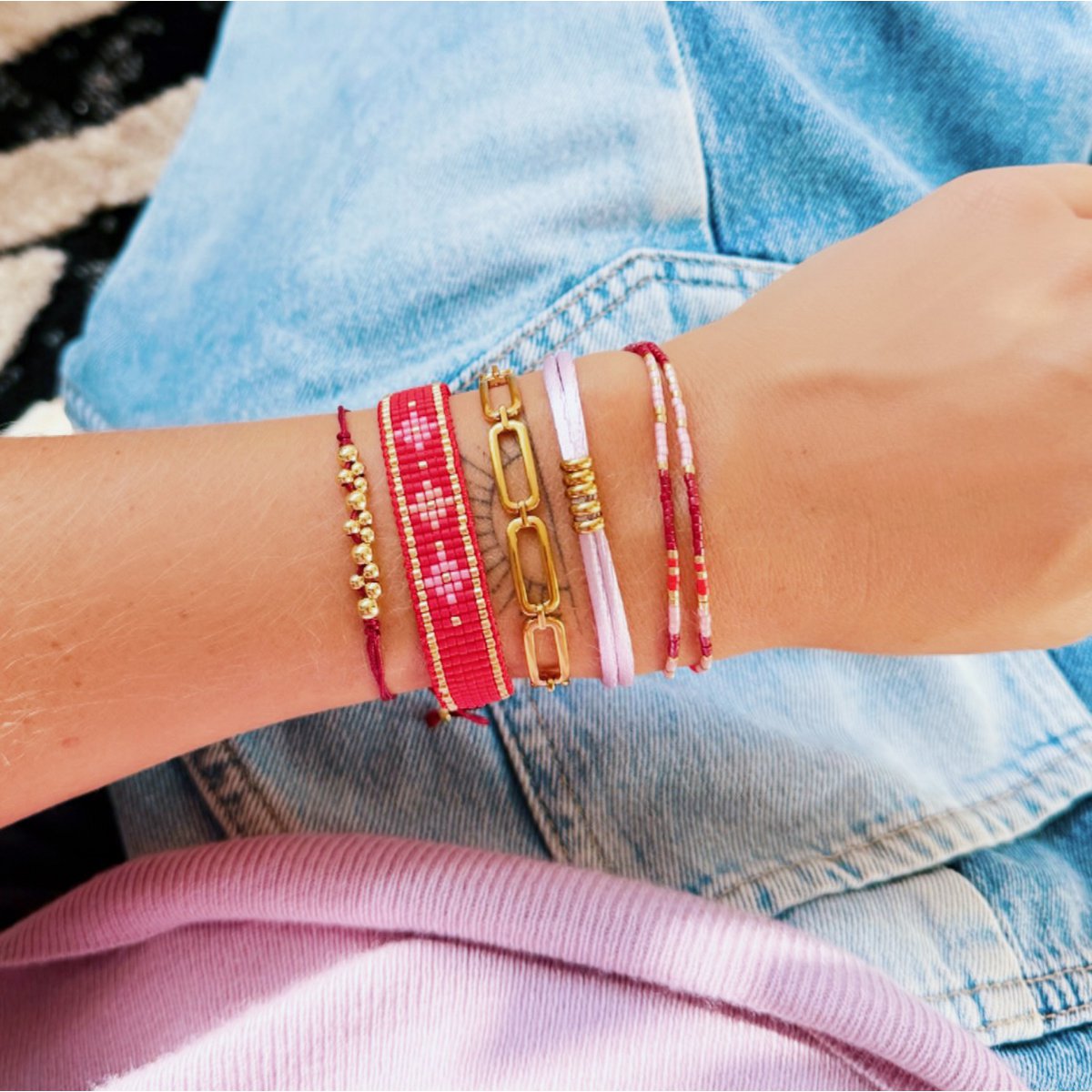 Satijnen armband met ringen – lila/goud