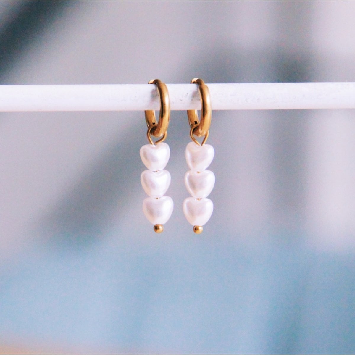Stainless steel hoop earrings with 3 heart pearls - gold