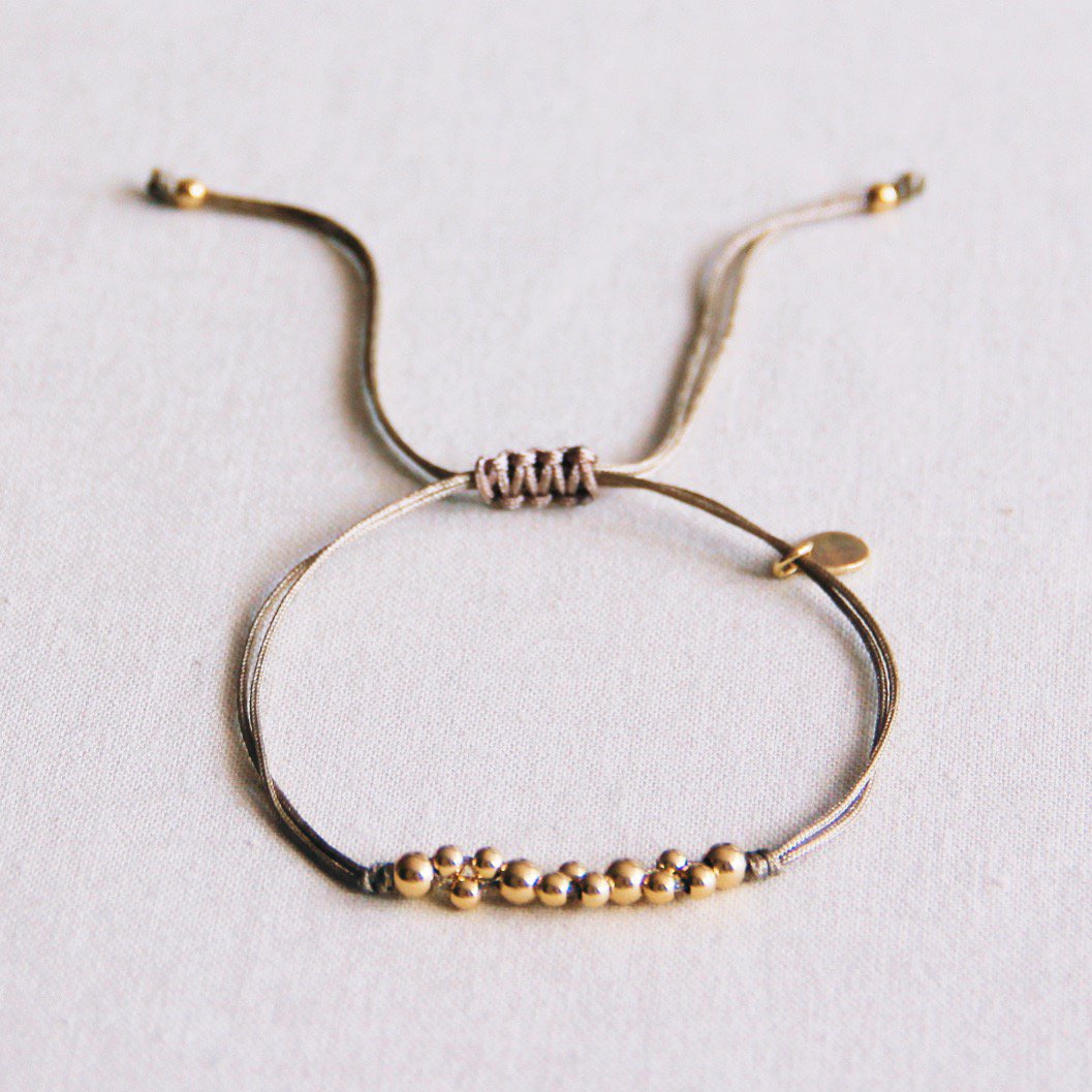 Satijnen armband met goudkleurige kralen - taupe / goud