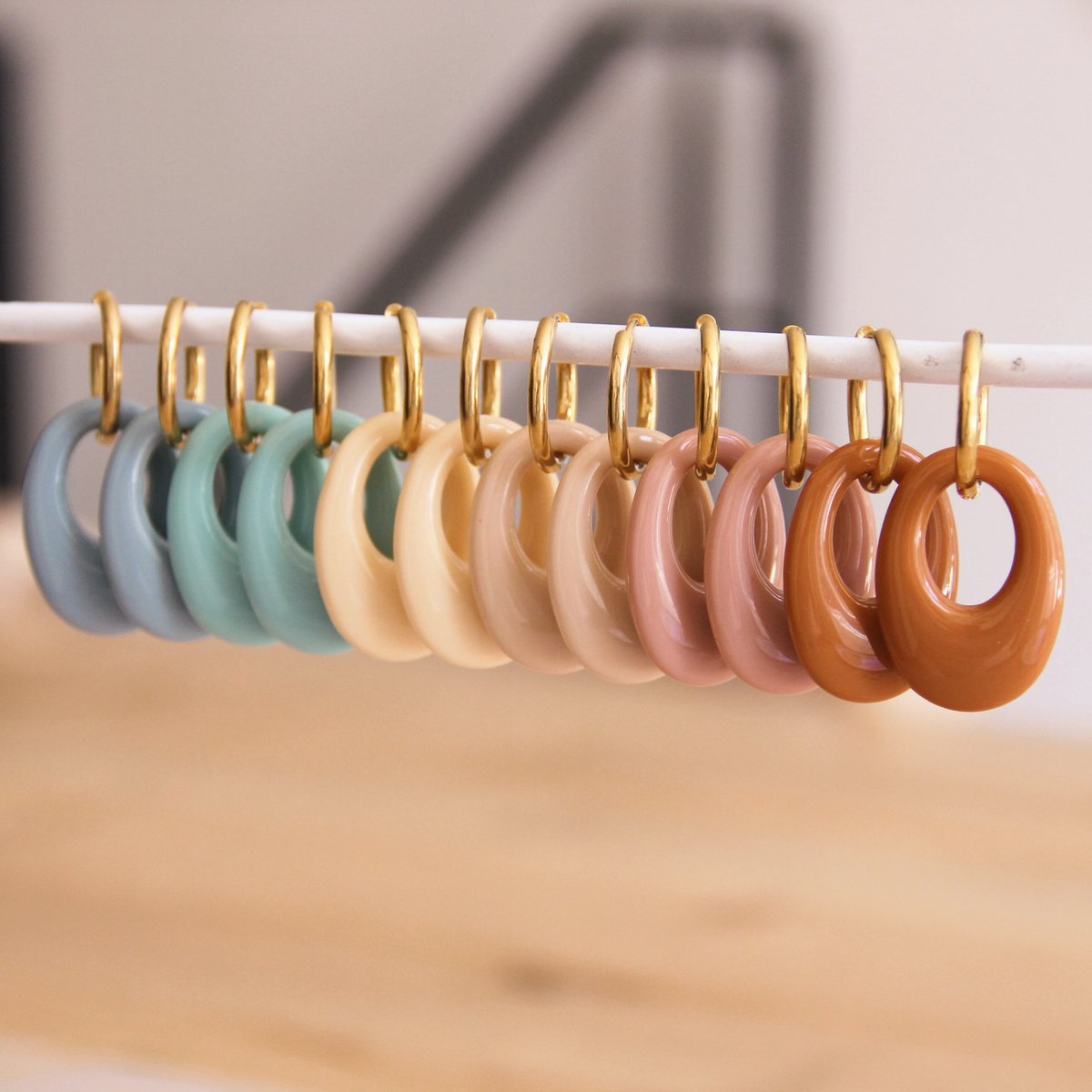 Edelstalen oorbel met harsdruppel - oudroze/goud