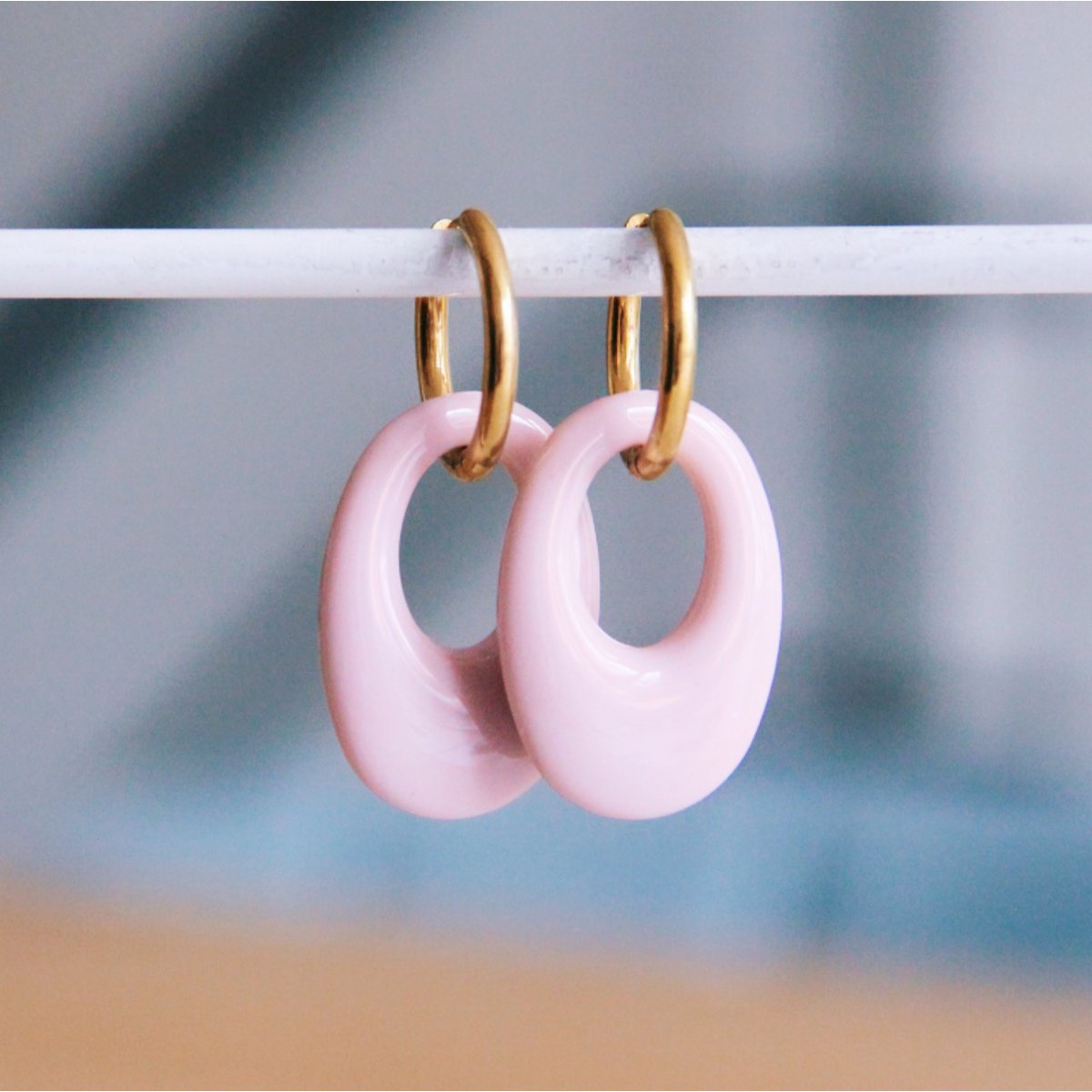 Oorrel met harsdruppel - lila/goud