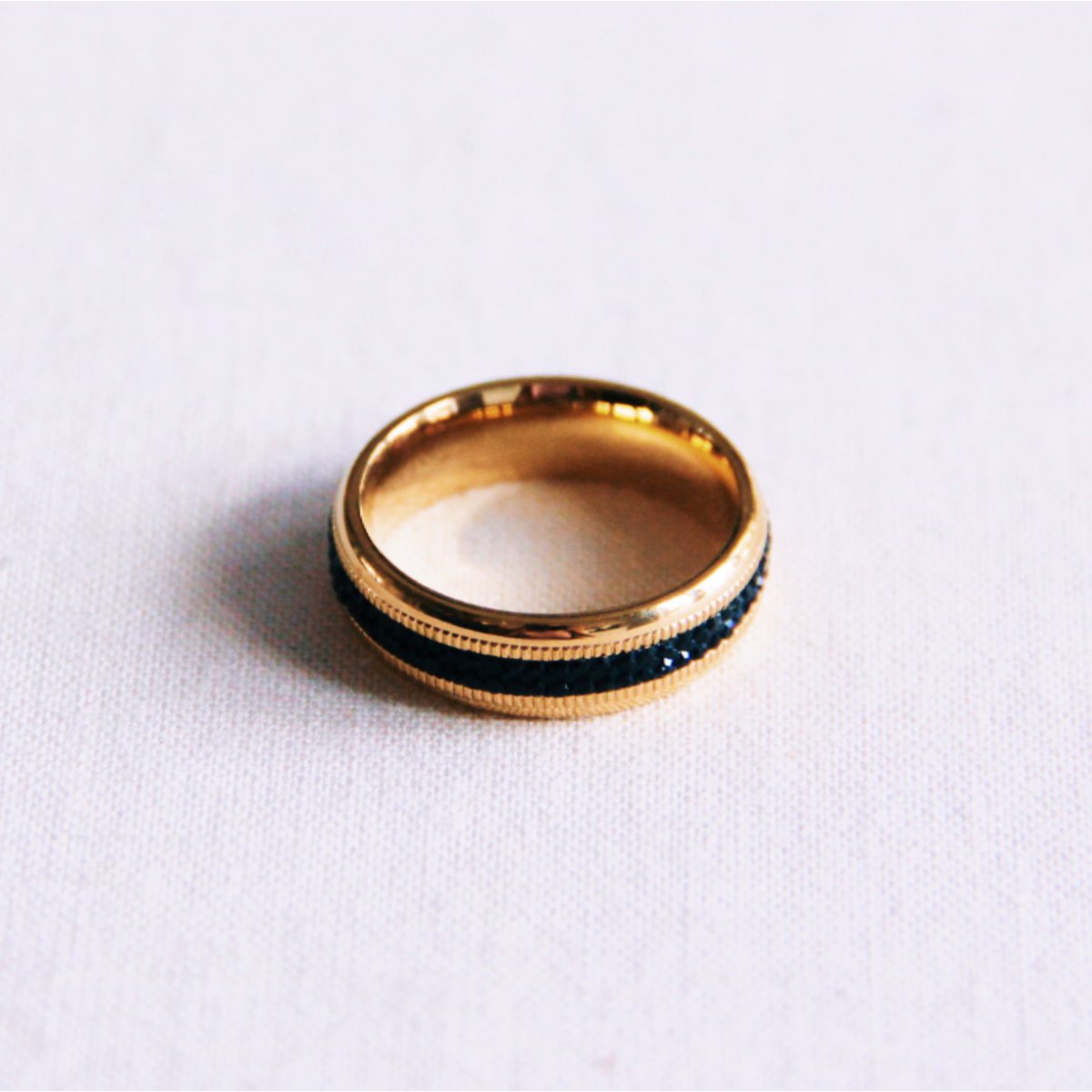 Ring met glanzende zwarte stenen