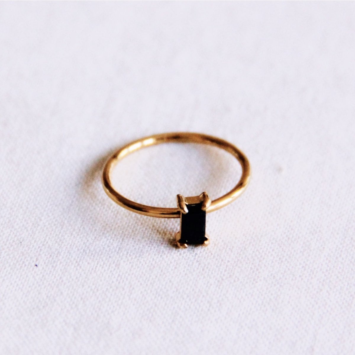 Minimalistische ring met kristalsteen - zwart