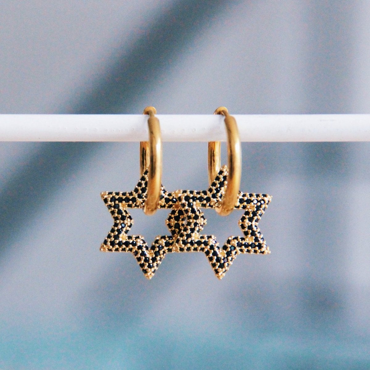Edelstalen oorringen met kristallen ster - zwart/goud