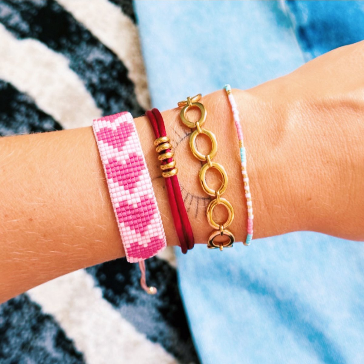 Satijnen armband met ringen - Bourgondië/goud