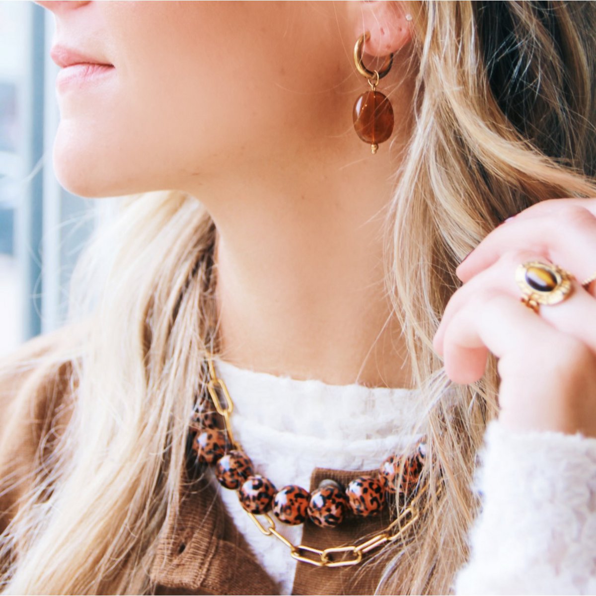 Brede ring met ovale harsbedel - kameel