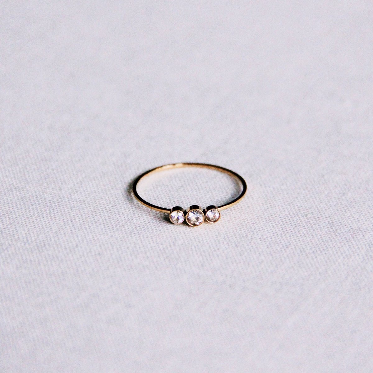 Stalen minimalistische ring met 3 mini zirkonia's - goud