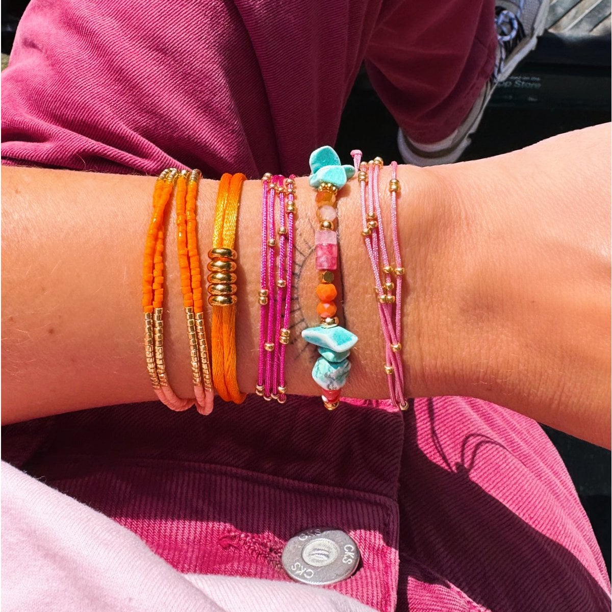 Satijnen armband met ringen – geel/goud