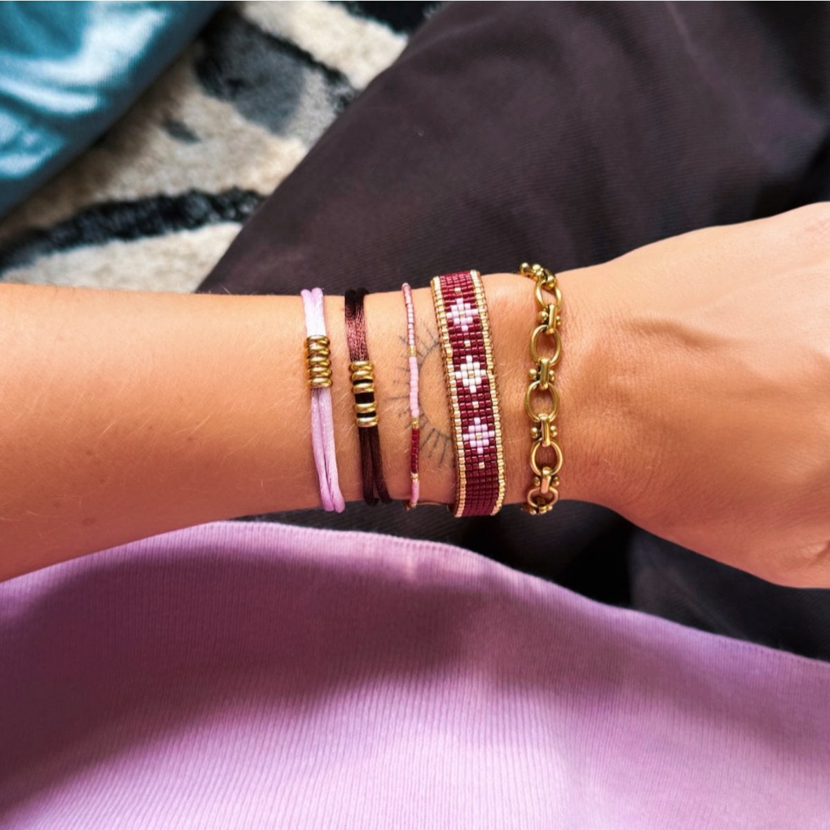 Satijnen armband met ringen - cognac/goud