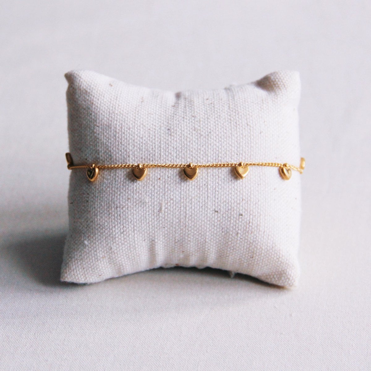 Bedelarmband met mini hartjes – goud