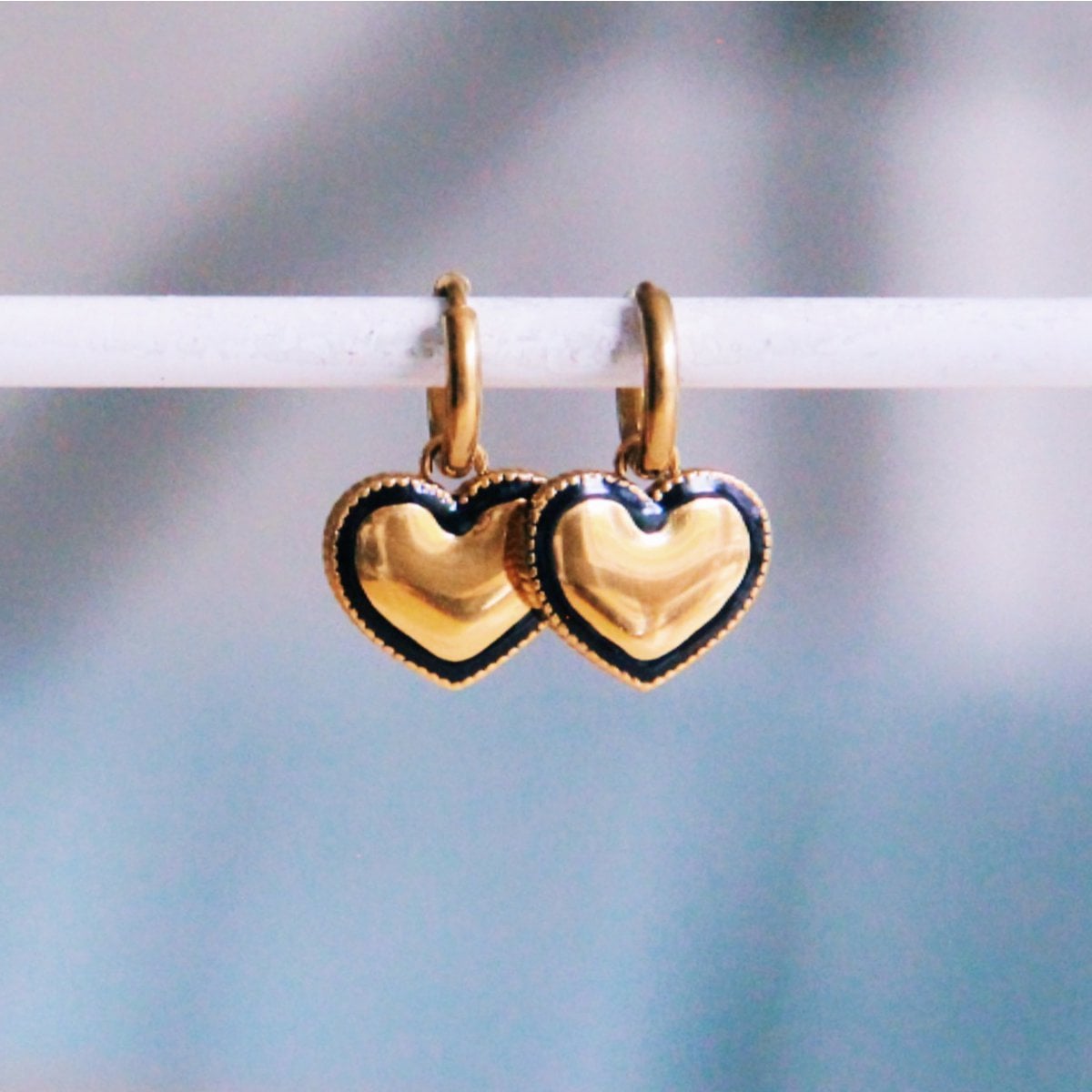 Stainless steel hoop earrings with dotted heart - gold/black