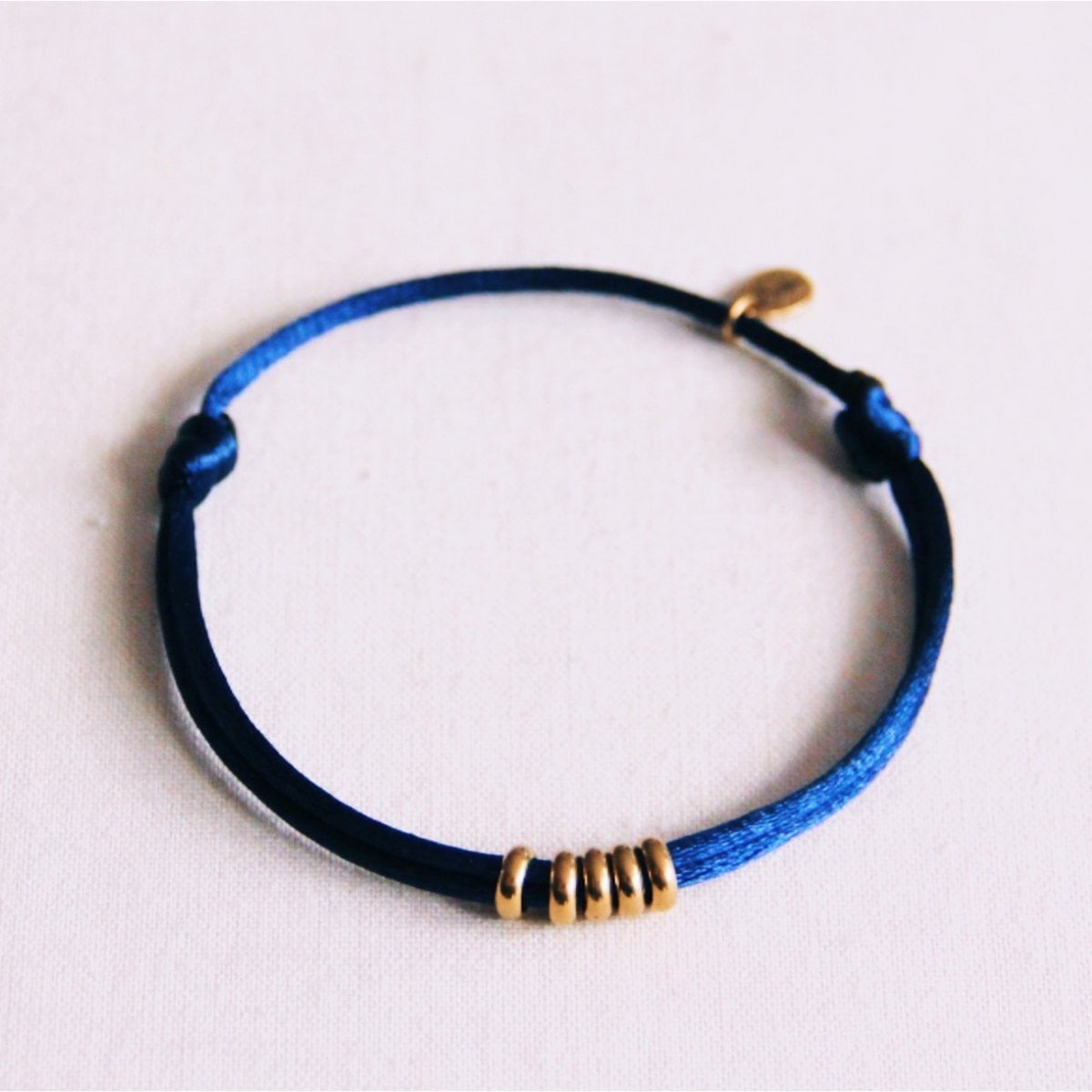Satijnen armband met ringen – donkerblauw/zilver