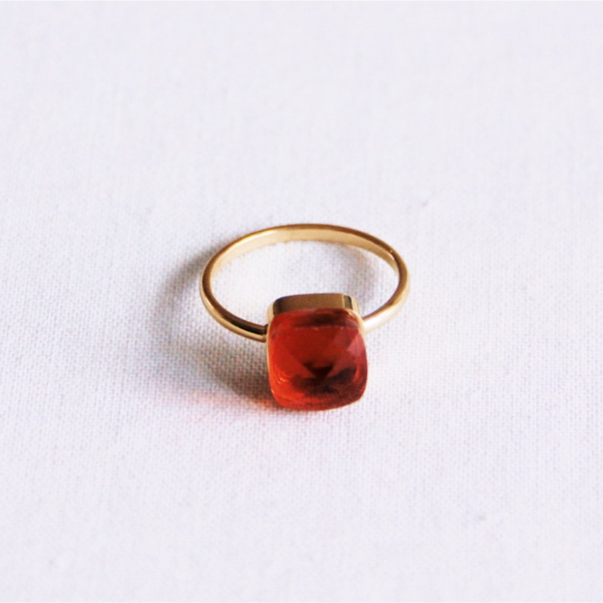 Ring met vierkante kristalsteen - rood